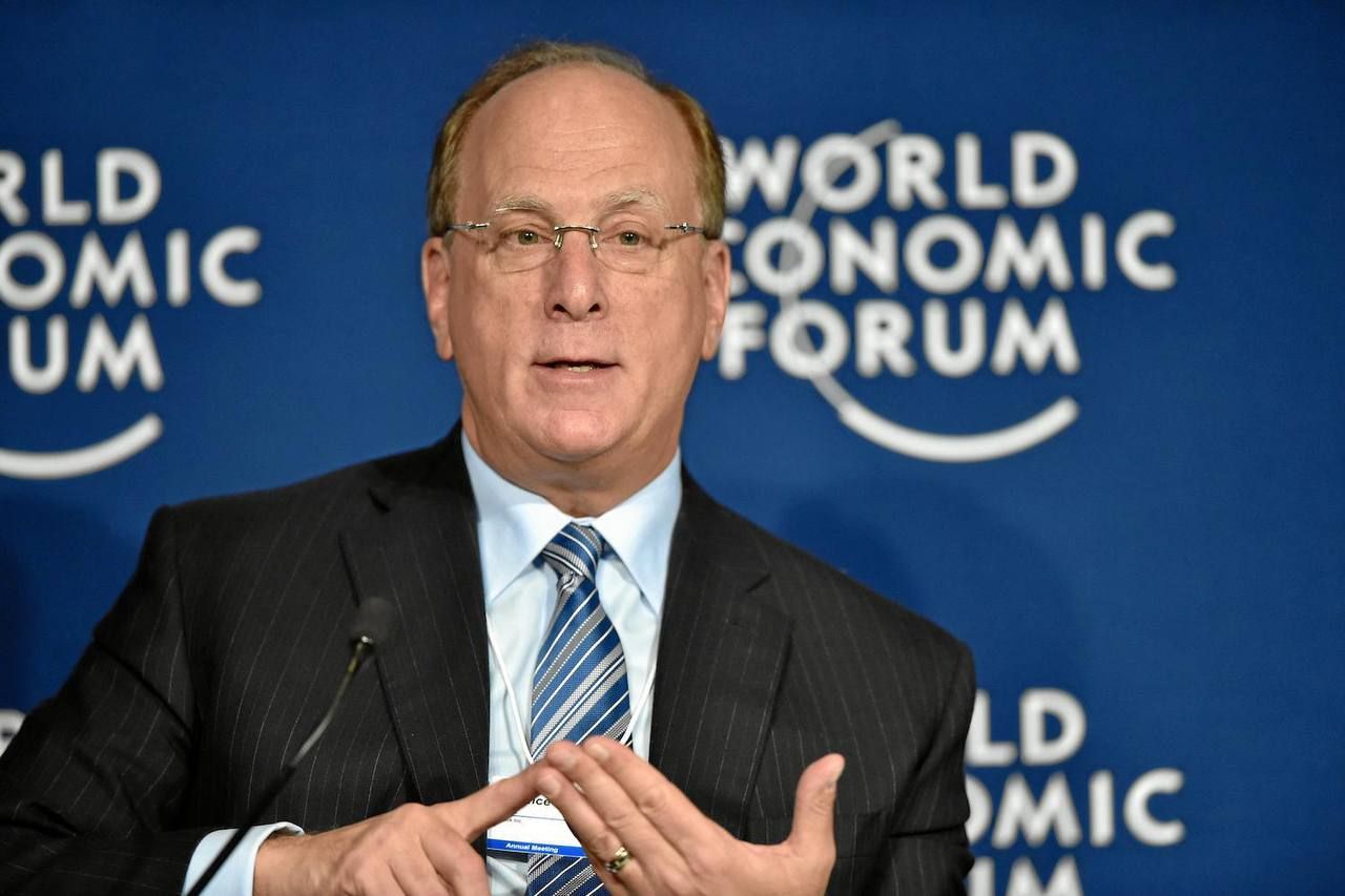 Hình ảnh của CEO BlackRock Larry Fink tại Diễn đàn Kinh tế thế giới diễn ra ở Davos (Thuỵ Sĩ)